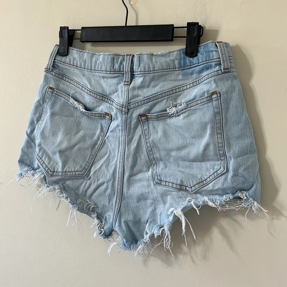 Abercrombie & Fitch The Mom Short High Rise Light Wash Distressed Denim Shorts - Picture 7 of 9
